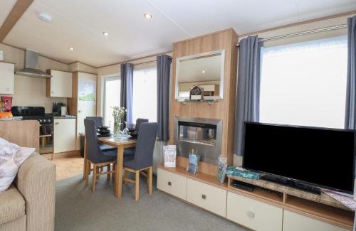 Hopton House | Seashell Lodge, 50 Foxburrow Hang