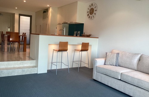Mandurah Villa | Seashells MandurahnTown Beach Villa with infinity pool, spa and BBQ facilities.
