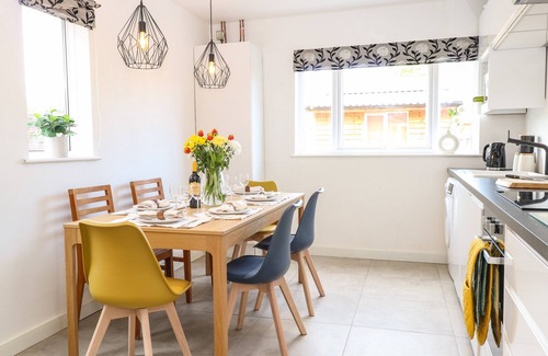 Gorleston-on-Sea Cottage | SEASIDE HOUSE, pet friendly, with a garden in Gorleston-On-Sea