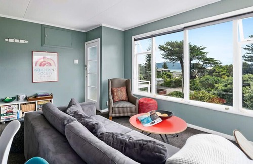 Waikanae Cottage | Seaside House - Waikanae Beach Bach