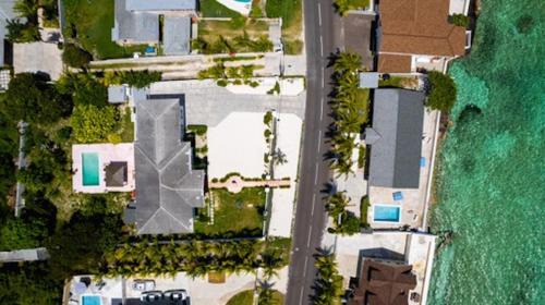 Nassau House | Seaside Paradise Spacious Home with SEVEN bedroom - steps to Sea!
