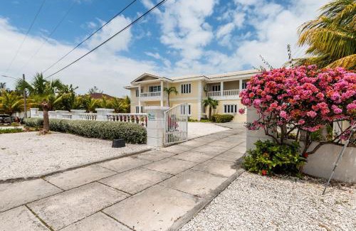 Nassau House | Seaside Paradise Spacious Home with SEVEN bedroom - steps to Sea!