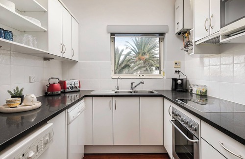 Glenelg South Apartment | Seaside Rendezvous - Glenelg South 3BDR 1BTH