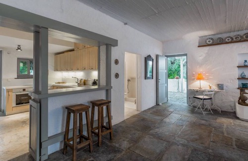 Chalcis House | Seaside Residences near Athens with pool, basket & tennis court