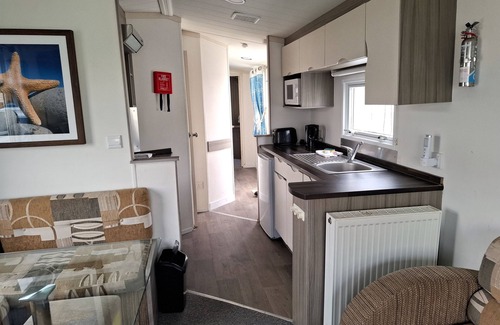 Dymchurch Apartment | Seaside retreat - 3 bedrooms with decking sleeps 8