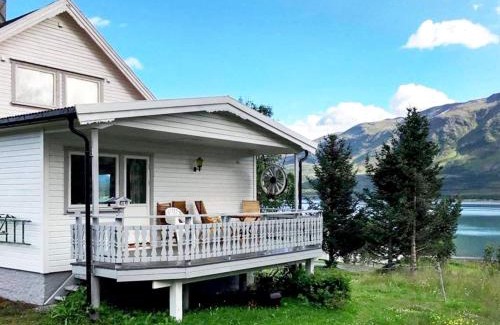 Lyngen House | Seaside Retreat in Lyngen-By Traum