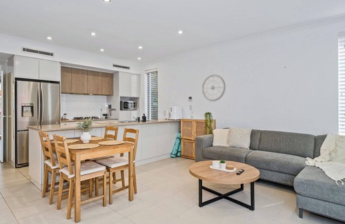 Halls Head House | Seaside Stay | 3BR | Fire Pit | opposite Cafe | Sleeps 8 | dog friendly | beach