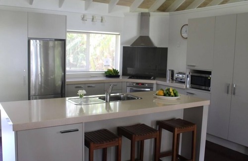 Rarotonga Villa | Seaspray Beach Villa - beachfront holiday home