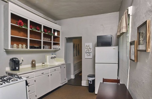 Fremont Apartment | Seattle Fremont Neighborhood Apartment: "Walk To The Center Of The Universe"