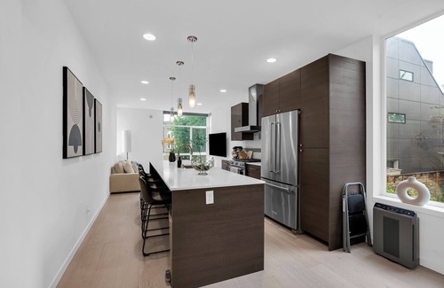 Squire Park House | Seattle Modern 2BR2BA Townhome with Rooftop Near Capitol Hill w/Garage Parking
