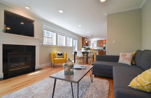 Stevens House | Seattle Vacation Home: Off The Wall - 3 bed/2.5 bath, brand new everything