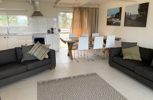 Dunbogan House | Seaview Getaway - familieferiehus ved stranden