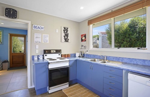 Wainui House | Seaview House - Wainui Holiday Home