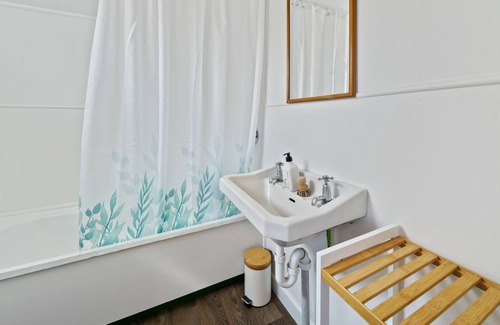 Paraparaumu House | Seaview Paradiso - Raumati South Holiday Home