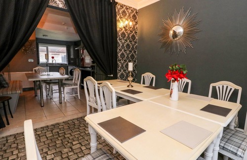 Carnoustie House | SEAVIEW WELLNESS RETREAT, pet friendly, with hot tub in Carnoustie