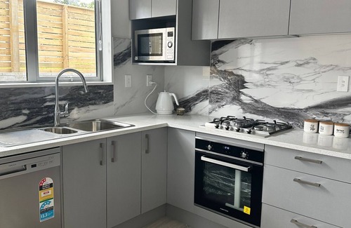 Hillsborough House | Seaviews central with Airport Proximity"