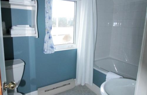 Larry's River Hotel | Seawind Landing Country Inn