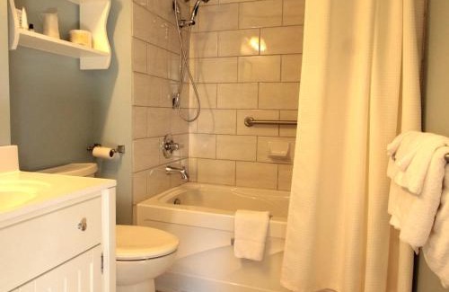 Larry's River Hotel | Seawind Landing Country Inn