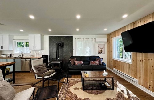 Carden House | Sebright Cottage With Private River
