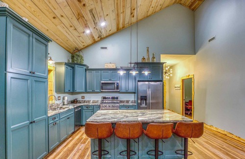 Marble Falls Cabin | Secluded Cabin Getaway in the Woods!