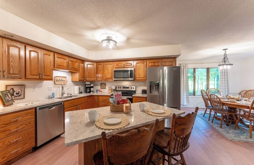 Akin Cabin | Secluded 3 Bedroom 10 Star Cabin less than 5 mins from Marion & Herrin's hub!