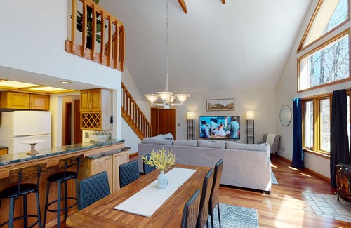 Michaywe Ski Chalet | Secluded 3 Br Luxury Chalet!