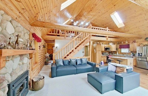Gregory Cabin | Secluded 3400 Sq Ft Log Cabin Retreat with Modern Comforts & Screne Nature views