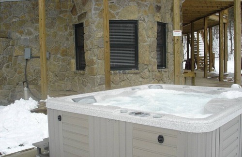 Metamora Cabin | Secluded 4 bed 4 bath Cabin with Fire Pit, Hot Tub, and relaxing surroundings!