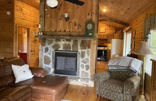 Muddy Pond Cabin | Secluded and Romantic Cabin ~ 35 Private Secluded Acres ~ Jacuzzi Tub!