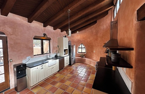 Nambe Pueblo House | Secluded Artisan Adobe Retreat – Mountain Views & Endless Trails