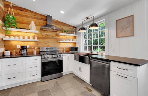 Belvidere Cabin | Secluded Bluff Cabin, Stargazing Hot Tub & Firepit