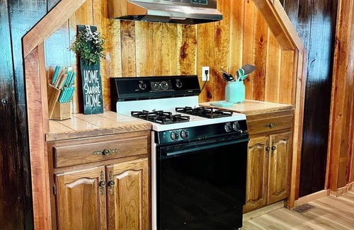 Vest Cabin | Secluded cabin conveniently located near The Mine Made Adventure Park.