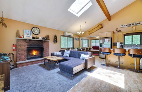 Bushkill House | Secluded Cabin: Pool, Jacuzzi, Pool Table, King Bed, Fire Pit, Horseback Riding