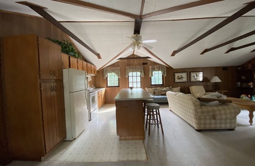 Morgantown House | Secluded carriage house on an estate close to downtown