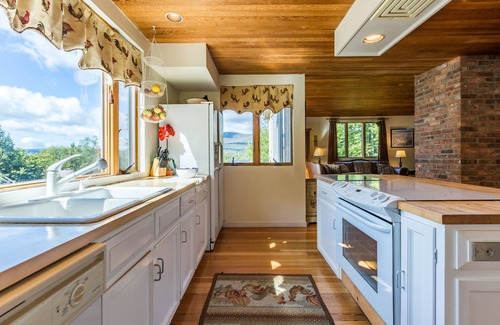 Peru House | Secluded Chalet, Mountain Views, Sauna+ Hotub (Near Stratton, Magic, Bromley Mt)