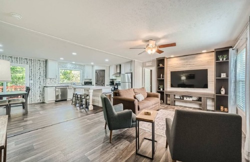 Cedar Creek House | Secluded Country Home on 15 Acres with a BBQ and Upscale Kitchen. Close to COTA and the Airport.