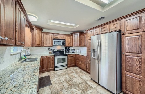 Cedar Creek House | Secluded Country Home on 15 Acres. Pool, BBQ, Hot Tub and Ping Pong. Close to COTA. RV Parking