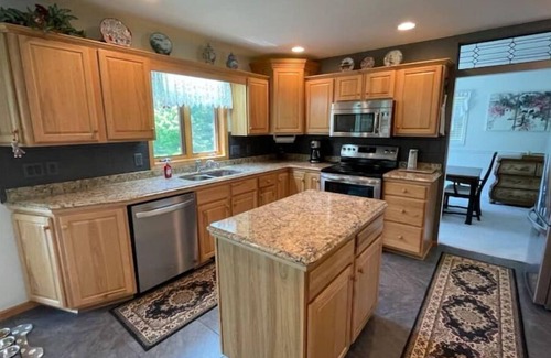 Black Wolf House | Secluded Country Home on 6 Acresn