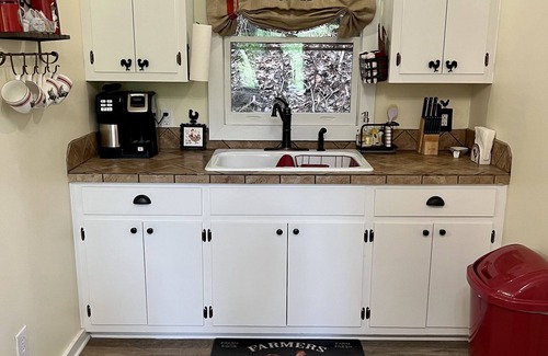 Morganton Cabin | Secluded Creekside Cabin in Morganton near Linville Gorge - hot tub