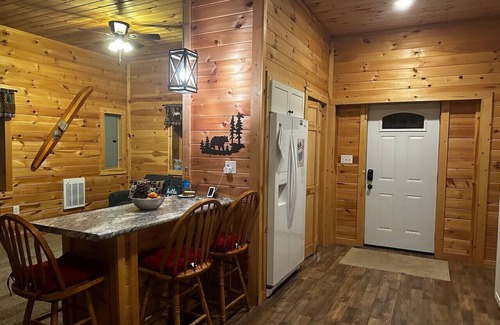 Accident Cabin | Secluded Deep Creek Lake with Spa near WISP Ski