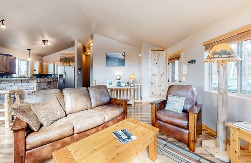 Rainbow Valley House | Secluded Dog-Friendly Home w/Free WiFi, Private Hot Tub, Washer/Dryer, Fireplace