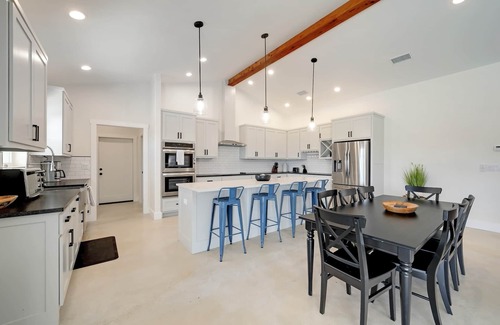 Fredericksburg House | Secluded Hill Country Getaway Stunning Views + Fire Pit 15 Min to Main St