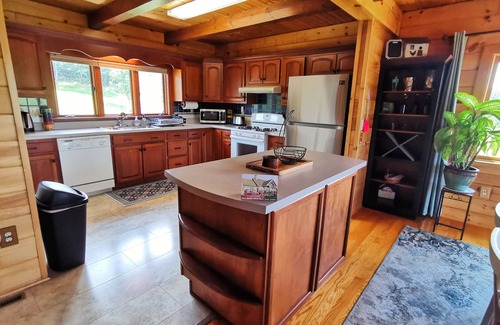 Baker Cabin | Secluded Hilltop Retreat: Log Cabin + Hot Tub