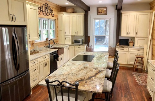 Catawba House | Secluded, historic 150 acre estate, private lake, pickle ball, 2 min to marina