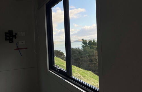 Tamaterau Cabin | Secluded in the hills with mature trees and a peak view of the harbour