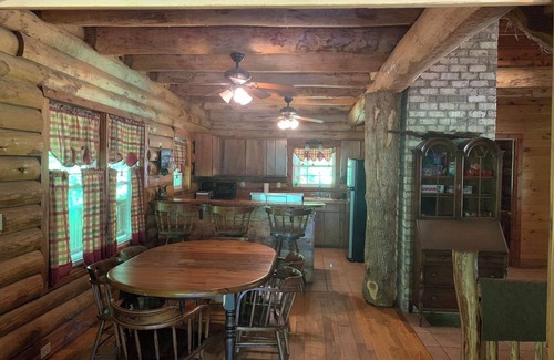 Lovingston Cabin | SECLUDED LAKE FRONT LOG CABIN
