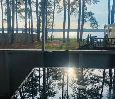 Hartsville House | Secluded lakefront cabin on Robinson