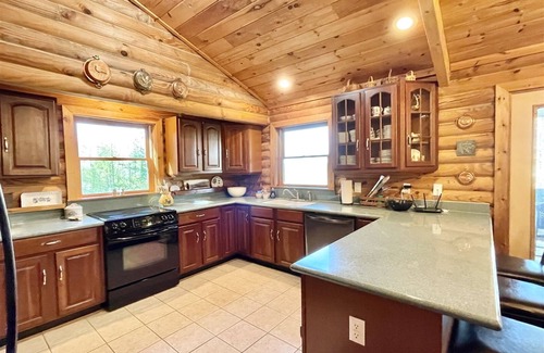 Hendersonville Cabin | Secluded Log Cabin near PointLook Out Winery