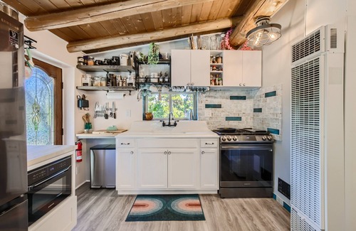Black Hawk Cabin | Secluded log cabin/hot tub. Ski, views, hike, silence.