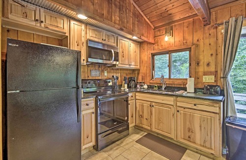 Hood Cabin | Secluded Stanardsville Cabin w/10 Acres & Hot Tub